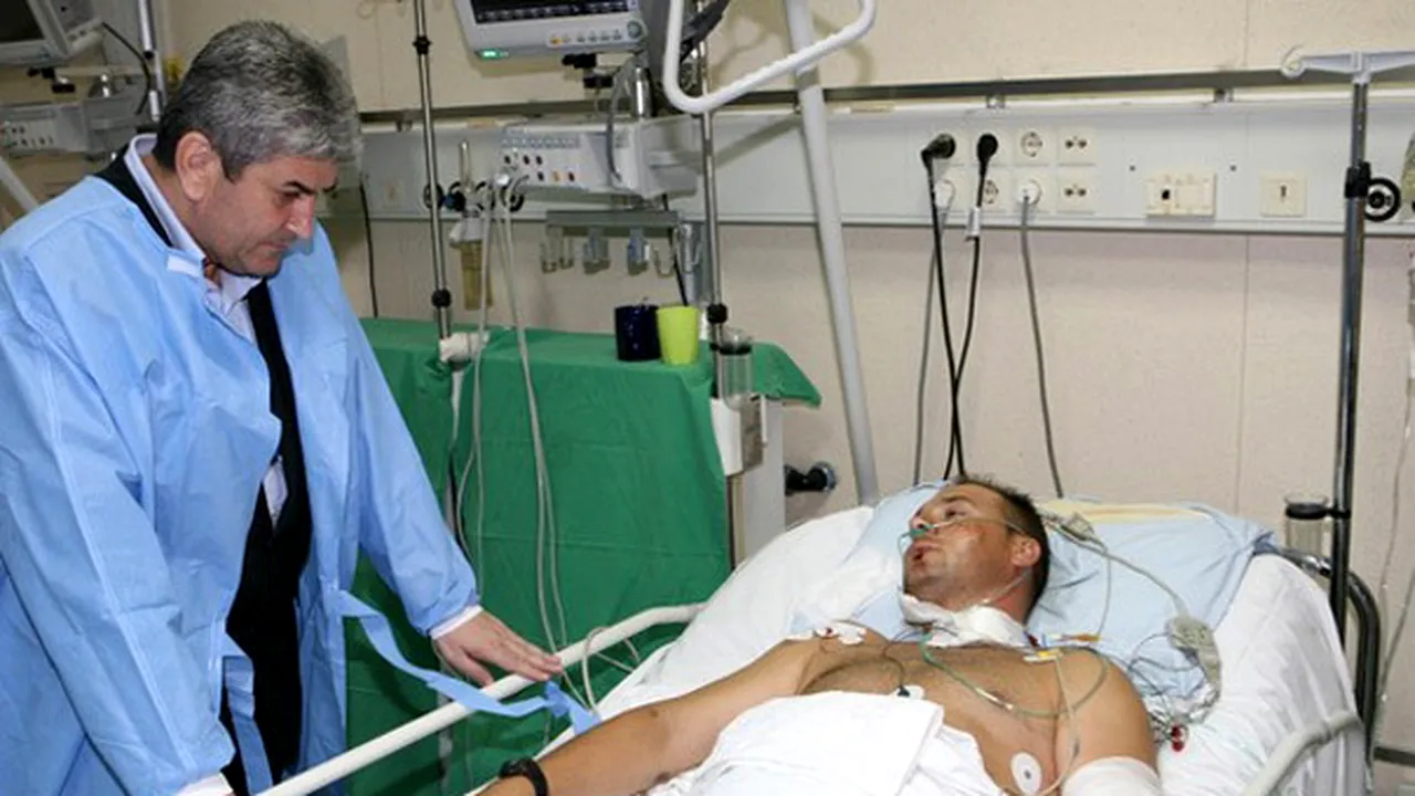 Ministrul Apărării i-a vizitat la spital pe cei doi militari răniţi în accidentul aviatic
