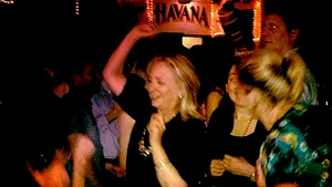 Hillary Clinton a dansat şi a băut într-un bar din Columbia - FOTO