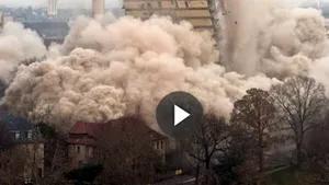 Un bloc turn cu înălţimea de 116 metri a fost demolat la Frankfurt - VIDEO