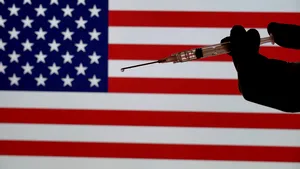 SUA trec un prag cheie: Jumătate dintre adulţii au primit cel puţin o doză de vaccin COVID-19. Ţara vaccinează peste 3 milioane de oameni pe zi