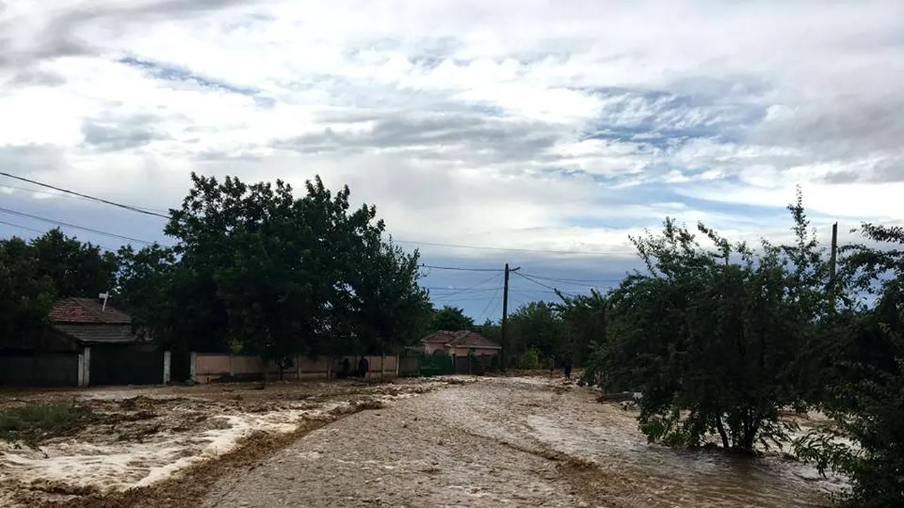 Pagube de 24 de milioane de lei, în Buzău, în urma inundaţiilor. Consiliul Judeţean cere ajutor financiar din partea Guvernului