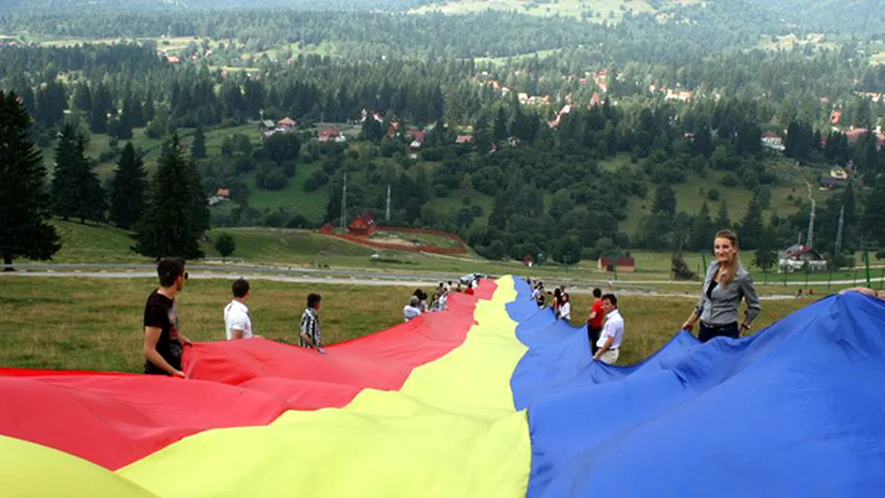 Steag tricolor de 150 de metri, desfăşurat la Universitatea de Vară de la Izvoru Mureşului