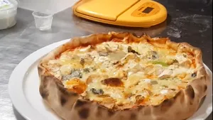 Pizza-record, cu 254 sortimente de brânză. Delicatesa franţuzească din Cartea Recordurilor costă mai bine de 1.000 de euro 