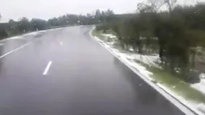 Peisaj de iarnă, la mijlocul lunii august, în judeţul Argeş. Zona se află sub Cod portocaliu de ploi şi grindină | VIDEO