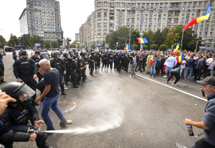 SOCIAL LIVE | Protestul fermierilor degenerează în București: gaze folosite de jandarmi, întăriri chemate în zonă și rețineri în centrul Bucureștiului/3 persoane au avut nevoie de îngrijiri medicale/4 persoane, conduse la sediul Secției 4 Poliție