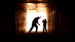 FOTO | Un bărbat din Arad a fost arestat după ce şi-a bătut crunt copilul de 9 ani cu o nuia