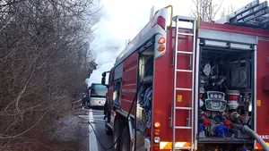 Váltva halad a forgalom az 1-es országúton Nagyvárad és Bánffyhunyad között. Kigyulladt egy kamion