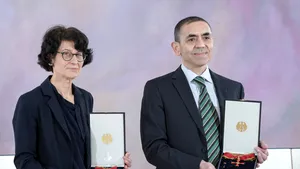 Soţii Ozlem Tureci şi Ugur Sahin, fondatorii BioNTech, premiaţi de statul german cu unul dintre cele mai înalte onoruri pentru dezvoltarea vaccinului anti-Covid
