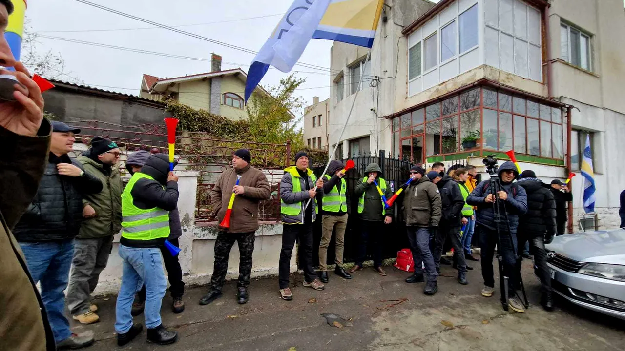 Poliţiştii protestează în faţa sediului IPJ Constanţa şi la Prefectură