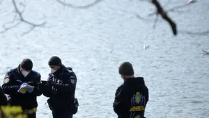 Un bucureştean recalcitrant a fost încătuşat şi amendat pentru că a refuzat să prezinte documentele cu care a ieşit din casă