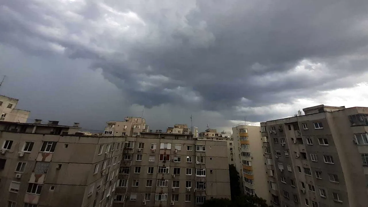 METEO: Cod galben de ploi, grindină şi vânt în 15 judeţe 