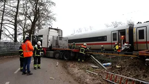Germania. Un mort şi 25 de răniţi, după ce un tren de mare viteză a lovit un camion