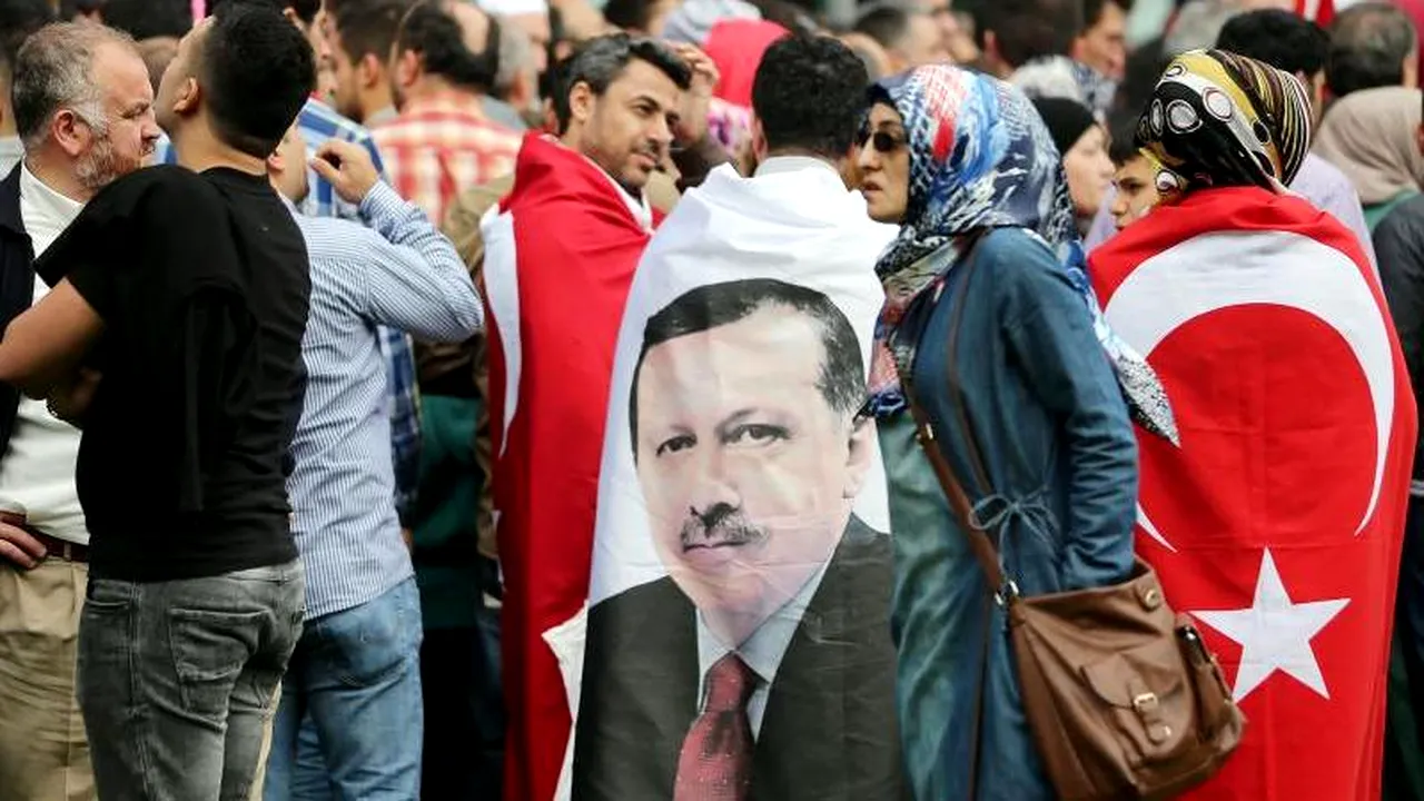 Cel puţin 10.000 de participanţi, la o manifestaţie a susţinătorilor lui Erdogan, organizată la Koln. Poliţia germană a interzis prezentarea unei înregistrări cu preşedintele turc - VIDEO 