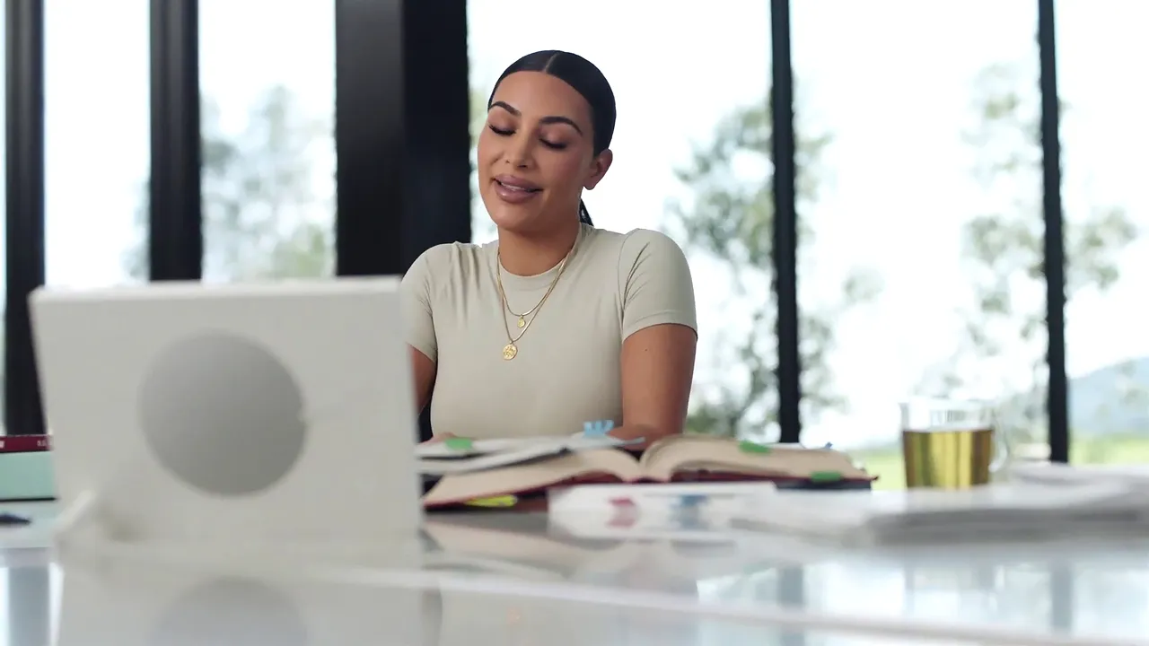Kim Kardashian, Leonardo DiCaprio şi alte celebrităţi îşi blochează conturile de Facebook şi Instagram. Care este motivul?