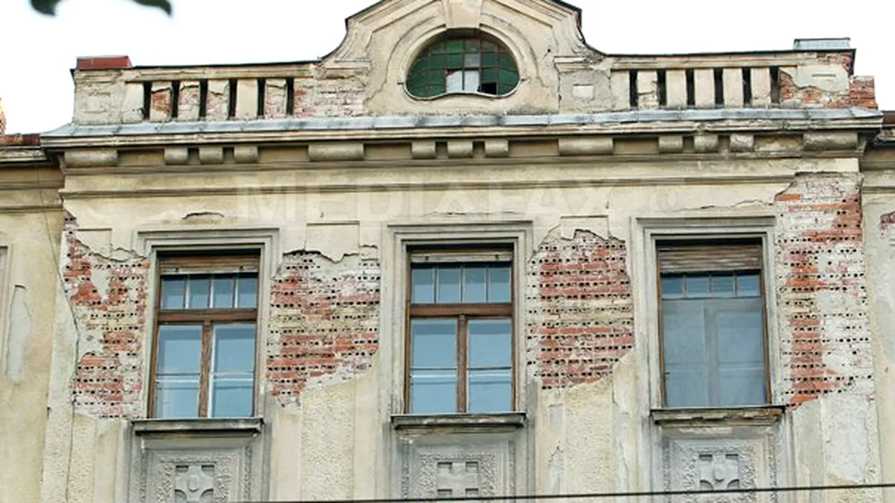 REPORTAJ: Peste jumătate dintre clădirile istorice din Timişoara sunt într-o stare avansată de degradare - FOTO