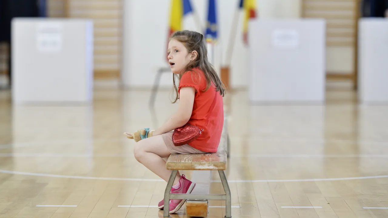 ALEGERI 2019, prin ochi de copil. Un altfel de VOT sau cum au mers cei mici cu părinţii la alegeri | GALERIE FOTO 