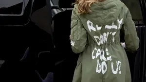 Jacheta cu mesaj îndoielnic purtată de Melania Trump în vizita la centrul pentru copiii imigranţilor. Reacţiile dure din online / Mesajul postat de Donald Trump