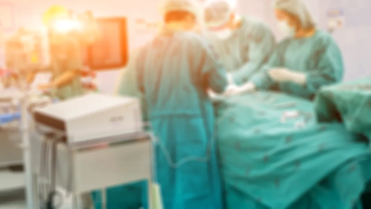 Medic acuzat că şi-a lăsat soţia să opereze, timp de 9 ani. Ce sancţiune neînsemnată a primit 