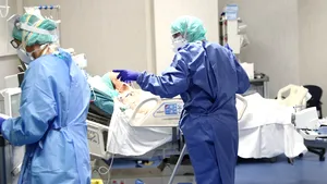 Pacientă cu coronavirus, în stop cardio-respirator. Este transferată la Iaşi