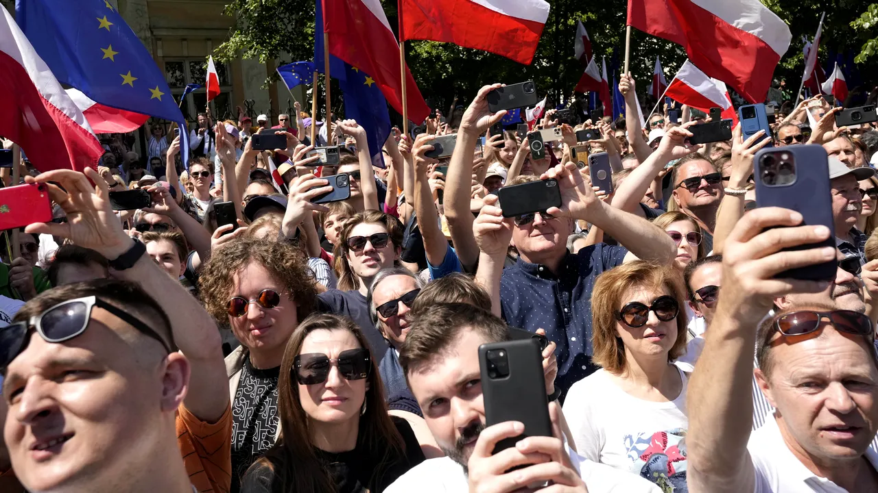 Protest de amploare în Polonia: sute de mii de persoane cer întărirea democraţiei
