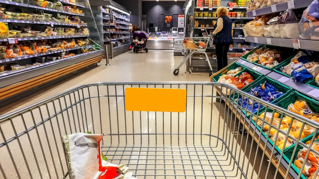 Un bărbat băut a adormit pe jos, în magazinul în care a intrat să fure