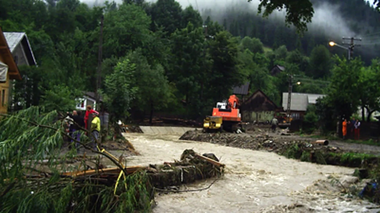 Mai multe zone din Sinaia, inundate din cauza ploilor torenţiale