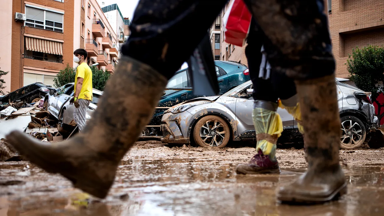 Un muncitor a murit după prăbuşirea acoperişului unei şcoli afectate de inundaţii lângă Valencia