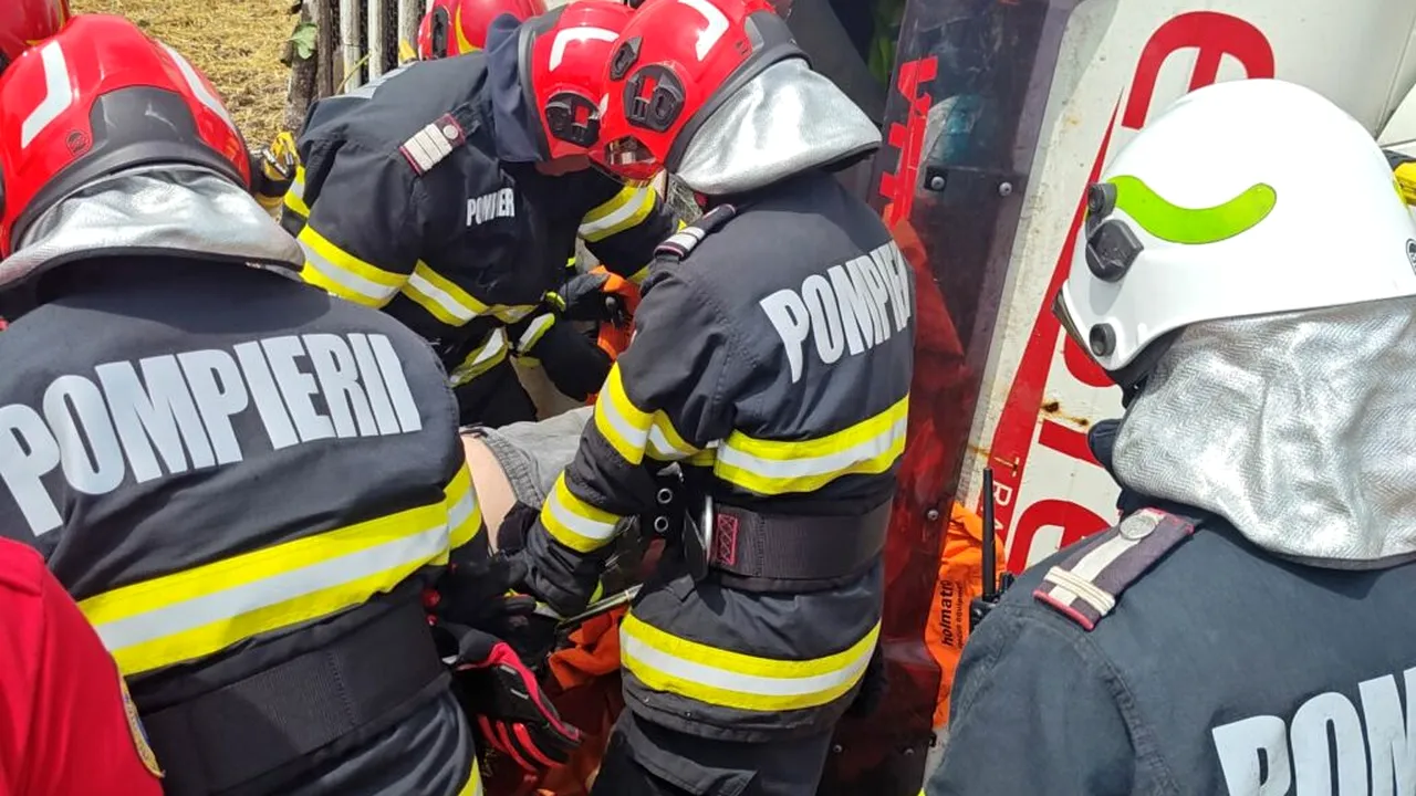 Accident grav pe E85. Șofer de TIR, încarcerat în cabină după ce s-a răsturnat cu autotrenul