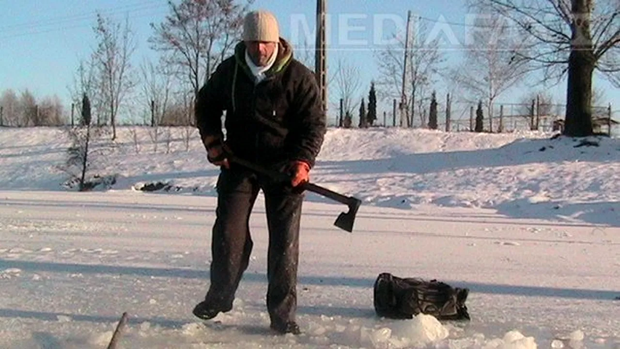 Un bărbat din Sfântu Gheorghe a făcut baie la copcă la minus 22 de grade Celsius - FOTO