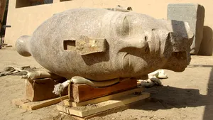 Un cap uriaş al faraonului Amenhotep al III-lea, descoperit la Luxor