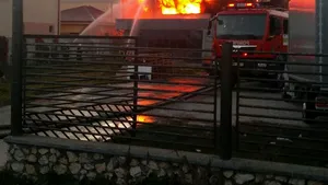 Incendiu în judeţul Vâlcea: Intervenţie dificilă pentru stingerea focului izbucnit la un depozit de instalaţii electrice | FOTO