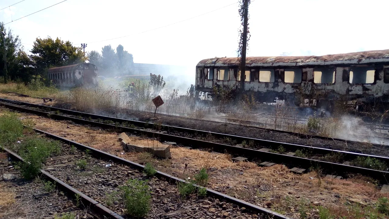 GALERIE FOTO | INCENDIU lângă Gara Basarab: Un vagon dezafectat a ars în totalitate / UPDATE: Focul a fost stins de pompieri 
