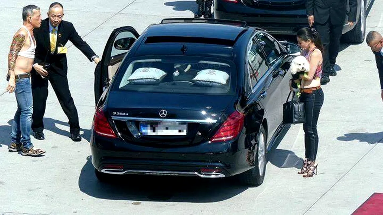 Cu buricul la vedere, în vizită oficilă de stat. În Germania, prinţul Thailandei a încălcat nonşalant toate protocoalele vestimentare - VIDEO