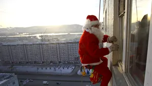 Gândul: 100 de euro, să-ţi intre pe fereastră Moşul-alpinist