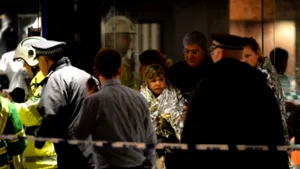 Acoperişul unui teatru din centrul Londrei s-a prăbuşit în timpul unui spectacol. Peste 80 de persoane au fost rănite