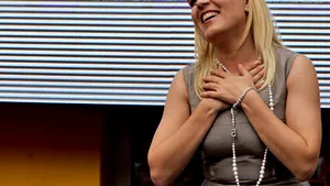 Elena Udrea şi Theodor Paleologu s-au plimbat desculţi pe plajă la Sulina