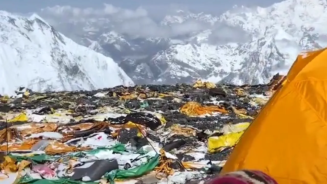 Deșeurile de pe Everest, curățate cu ajutorul dronelor