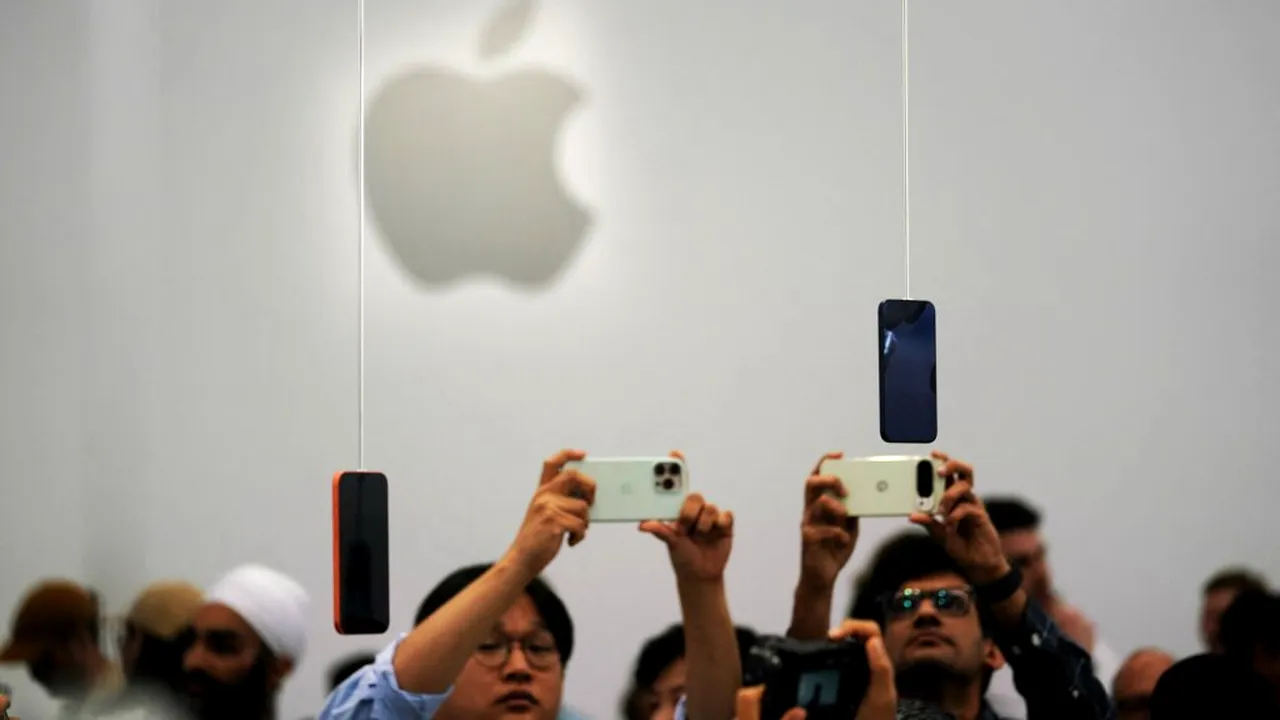 Noile iPhone-uri nu au impresionat investitorii. Acțiunile Apple au scăzut cu peste 3%