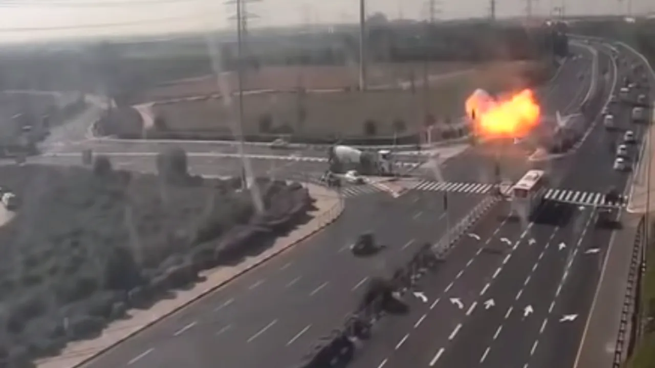 VIDEO | Momentul în care o rachetă loveşte o autostradă de lângă Tel Aviv. Bilanţ: Un rănit