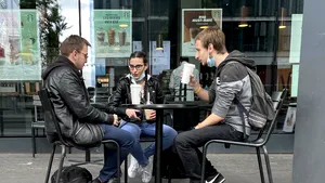 Relaxare în Franţa. Se redeschid cafenelele, restaurantele, cinematografele şi muzeele