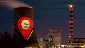 Chipul lui Vladimir Putin şi mesaje anti-război, proiectate pe turnul rafinăriei Lukoil din Ploieşti