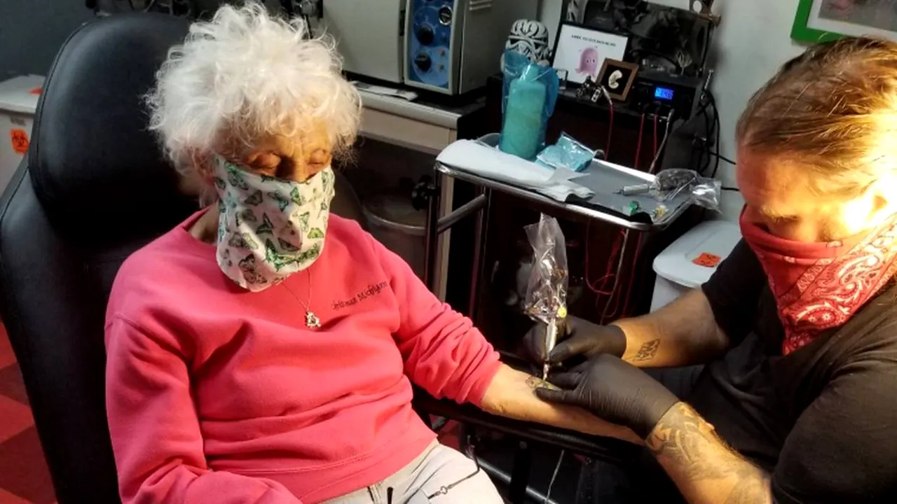 O femeie în vârstă de 103 ani din Statele Unite s-a tatuat pentru prima dată. Ce şi-a „bătut” pe piele bătrâna