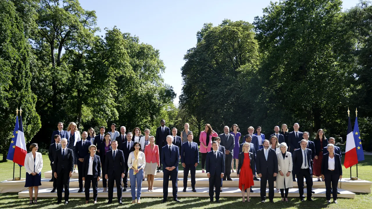 Remaniere guvernamentală în Franţa după eşecul electoral al alianţei care îl susţine pe Macron