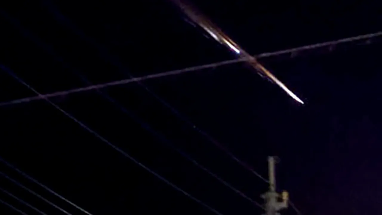 Minge de foc pe cerul Japoniei. Experţii spun că este vorba despre resturi spaţiale