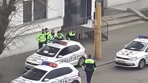 VIDEO. Un pieton recalcitrant le-a dat de furcă poliţiştilor constănţeni. A fost nevoie de 7 oameni ai legii pentru a-l calma pe bărbat