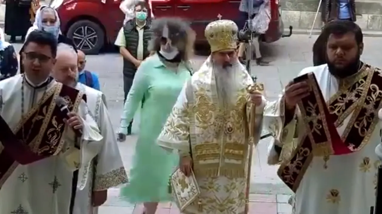 VIDEO | Cel mai bizar moment de după ridicarea restricţiilor: o femeie a făcut piruete în jurul lui ÎPS Teodosie, în timpul primei slujbe din perioada de relaxare