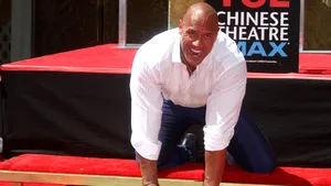 Actorul Dwayne Johnson şi-a lăsat amprentele în cimentul de la Hollywood - FOTO