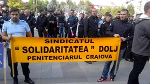 Proteste în penitenciare. ANP anunţă: Angajaţii nu pot recurge la greve sau la întreruperea activităţii/ Gherla, Codlea, Turnu-Severin şi Craiova au manifestaţii în stradă