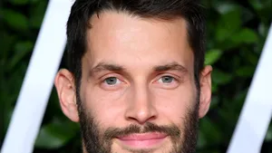 Modelul vedetă din noua campanie de modă a designerului Jacquemus este propria bunică