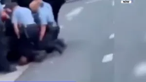 VIDEO | Filmare din alt unghi: 3 poliţişti stăteau cu genunchii pe George Floyd. Ce arată raportul medical preliminar: posibila cauză a morţii